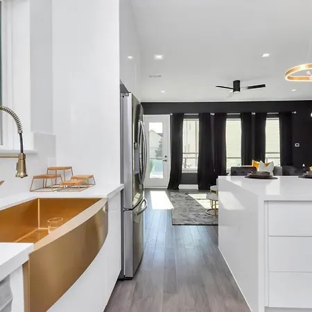 The Suite Spot! Downtown Skyline Views! Sleeps 12 Houston Exterior photo