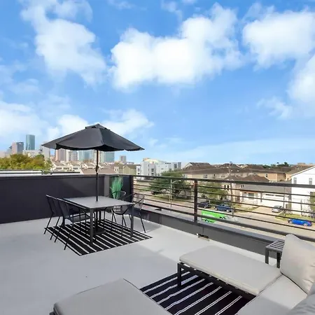 The Suite Spot! Downtown Skyline Views! Sleeps 12 Houston Exterior photo