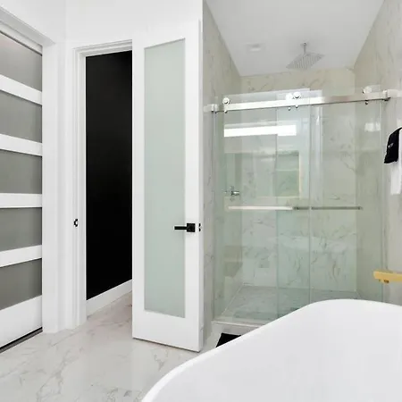 The Suite Spot! Downtown Skyline Views! Sleeps 12 Houston Exterior photo
